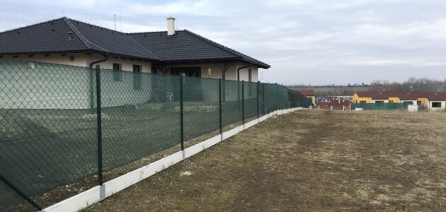 Jak vznikaji plotova pole na miru od zamereni po montaz